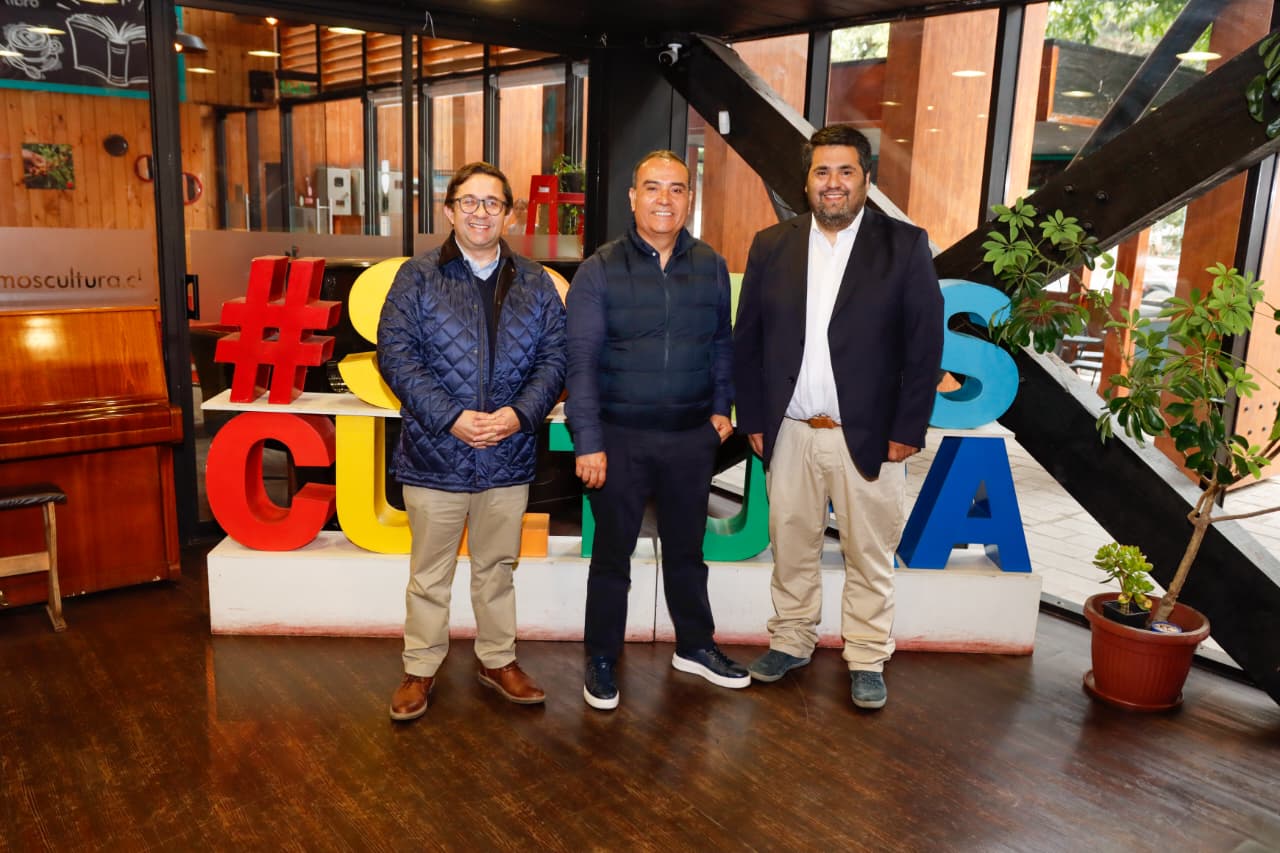 DESTACADO PINTOR MAULINO CARLOS VEGA FAÚNDEZ PROYECTA EXPOSICIÓN EN EL TEATRO MUNICIPAL DE CONSTITUCIÓN