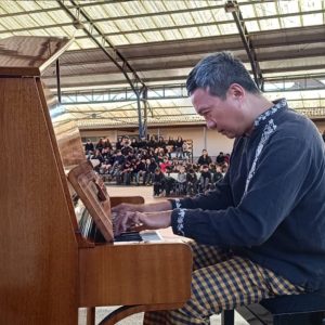 VIRTUOSO PIANISTA TAIWANÉS CHIU YU CHEN EMOCIONA A ESTUDIANTES DE LICEO DE PUTÚ